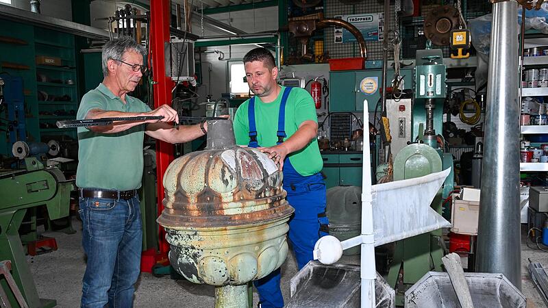 Ornamentspengler wie Alfred (l.) und Thomas Tröppner sind Spezialisten für filigrane Dachverzierungen.