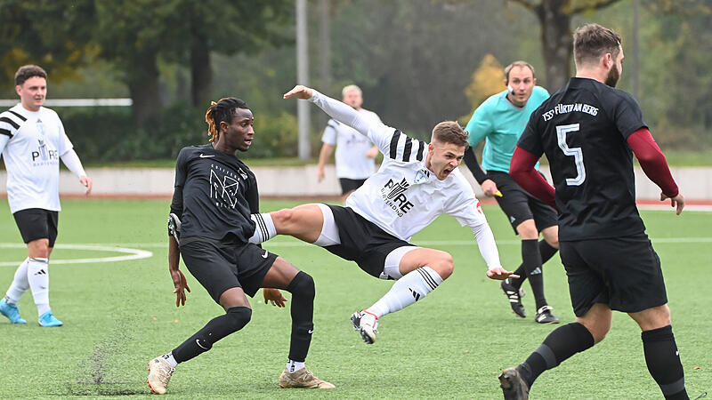 Der Mönchrödener Nick Beichel wird vom Fürther Yusupha Njie zu Fall gebracht.