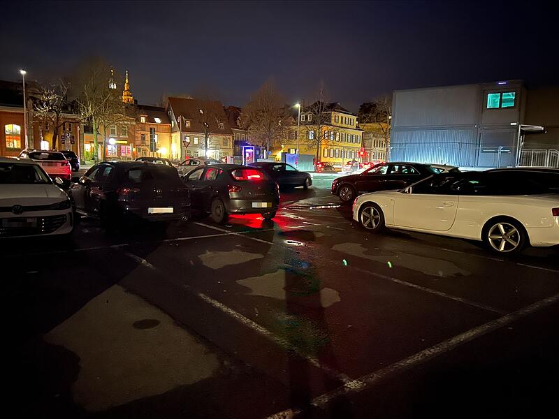 Der Anger am Abend. Von der Straße her und von der HUK scheint Licht. Zwei Stadträte meinen aber: Das ist zu wenig.