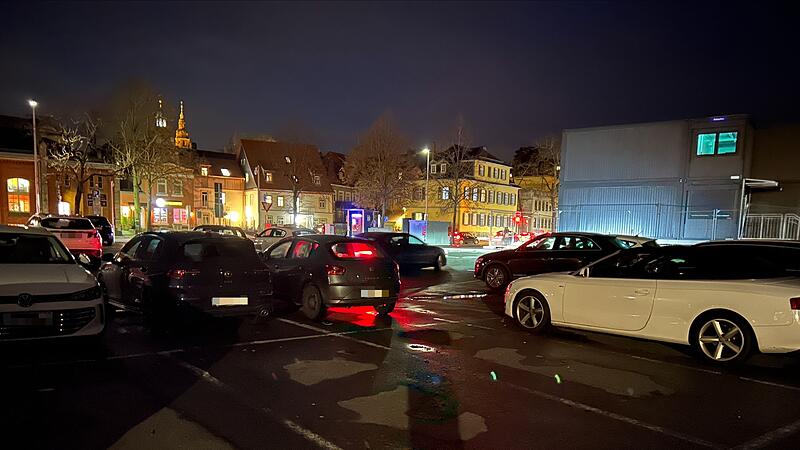 Der Anger am Abend. Von der Stra&szlig;e her und von der HUK scheint Licht. Zwei Stadtr&auml;te meinen aber: Das ist zu wenig.