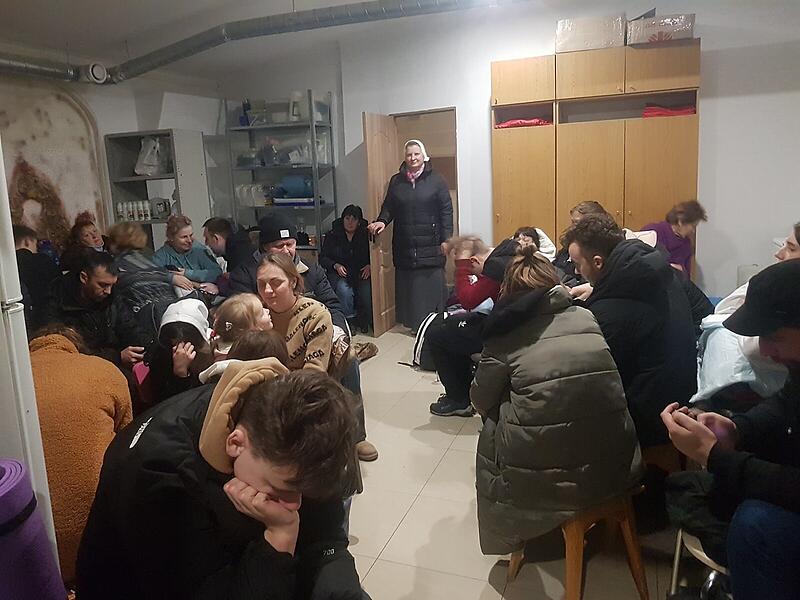 Menschen in einem Caritas-Luftschutzraum in Kiew.