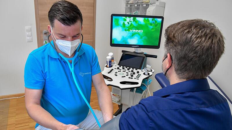 Wer zu Hausarzt Dr. Dominik Tinkl in Hausen mit akuten Problemen kommt, wird noch am selben Tag behandelt. Andernfalls ist die maximale Wartezeit nicht länger als eine Woche.Forchheim & Fränkische Schweiz Wer zu Hausarzt Dr. Dominik Tinkl in Hausen mit akuten Problemen kommt, wird noch am selben Tag behandelt. Andernfalls ist die maximale Wartezeit nicht länger als eine Woche.Forchheim & Fränkische Schweiz