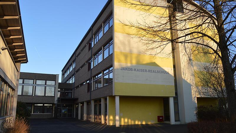 Die Jakob-Kaiser-Realschule in Hammelburg wurde in den Jahren 1972 bis 1974 erbaut. In ein paar Jahren soll ein Neubau auf dem geplanten Schulcampus entstehen.