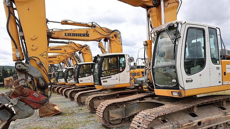Der Verwerter hat die Maschinen hübsch arrangiert. Das Firmengelände ist voll mit hochwertigen Baumaschinen. Sie sind top-gepflegt. Der Verwerter hat die Maschinen hübsch arrangiert. Das Firmengelände ist voll mit hochwertigen Baumaschinen. Sie sind top-gepflegt.
