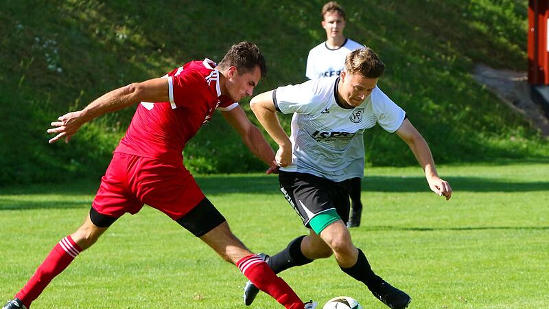 Das Derby war eine klare Sache:  Felix  Stark (r.) und der VfR Katschenreuth haben sich in der Bezirksliga Ost mit 4:0 gegen den FC Neuenmarkt und Nico S&ouml;hnel durchgesetzt.