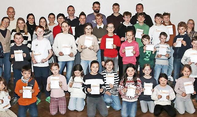 Diese Kinder und Jugendlichen erhielten Sportabzeichen.