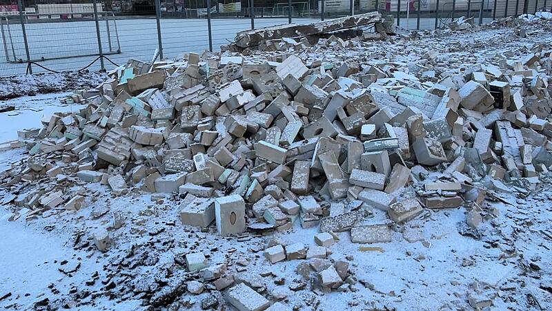 Stocke-Anlage in Coburg: Abriss des alten Umkleidegeb&auml;udes