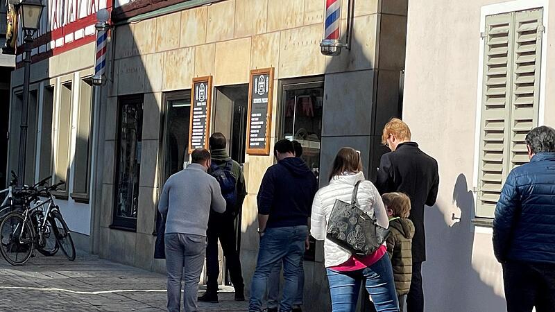 Fast eine Ausnahme, war die Schlange bei Hangaus Barbershop. Sonst waren in Herzogenaurach keine Wartenden zu sehen.
