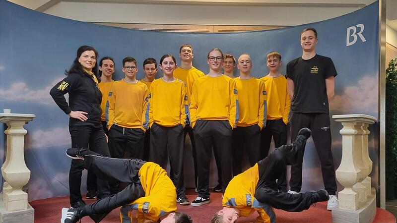 Ein unvergesslicher Auftritt in Veitshöchheim: Die Hip-Hop-Jungs des United Dance Team vom TSV Breitengüßbach, eingerahmt vom Trainer-Duo Birgit Schönborn-Herrmann und Paul Zahn, zeigten nicht nur mit Baby-Freeze-Figuren (wie hier im Vordergrund) ...