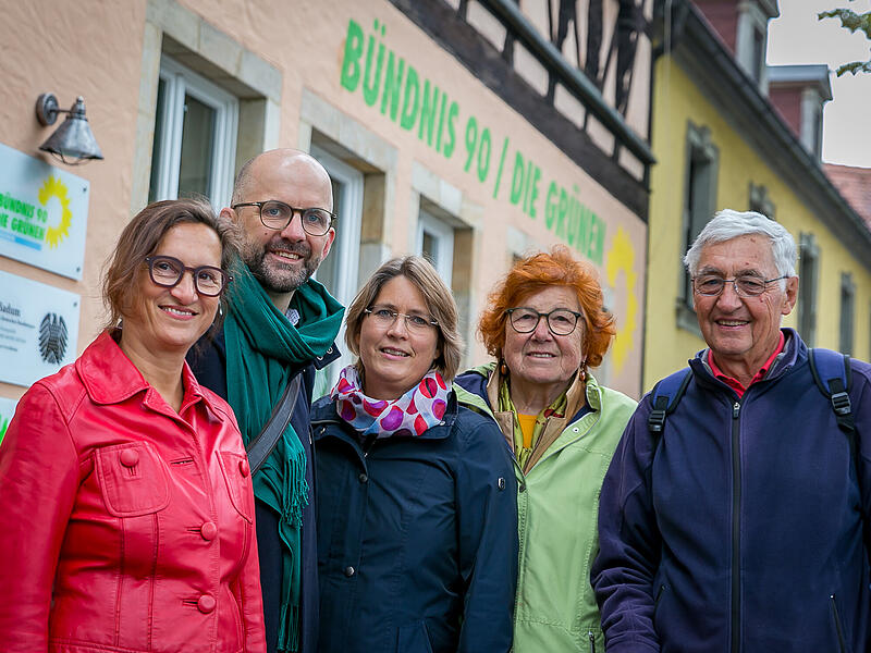 30 FGL ForchheimForchheim & Fränkische Schweiz Die beiden Sprecher der FGL Andrea Hecking und Markus Dietz können dank Annette Prechtel, Edith Fießer und Ulrich Zenneck (von links) auf jahrzehntelange kommunalpolitische Erfahrungen zurückgreifen.