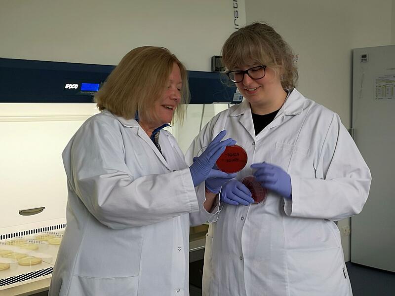 Forschung wird bei Laboklin großgeschrieben Forschung wird bei Laboklin großgeschrieben. Das Bild zeigt Inhaberhin Elisabeth Müller mit Biologin Eva Maria Kalbhenn im Labor.