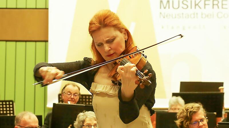 Gefeierte Solistin: Gertrud Schilde begeistert als Mozart-Interpretin beim Jubil&auml;umskonzert der Musikfreunde Neustadt.