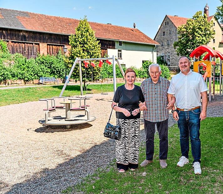 Weismains Bürgermeister Matthias Müller (rechts) freute sich besonders über die großzügige Spende von Helma und Alois Dechant. Weismains Kinder und deren Familien haben nun einen neuen Anziehungspunkt. Dechant Weismains Bürgermeister Matthias Müller (rechts) freute sich besonders über die großzügige Spende von Helma und Alois Dechant. Weismains Kinder und deren Familien haben nun einen neuen Anziehungspunkt. Dechant