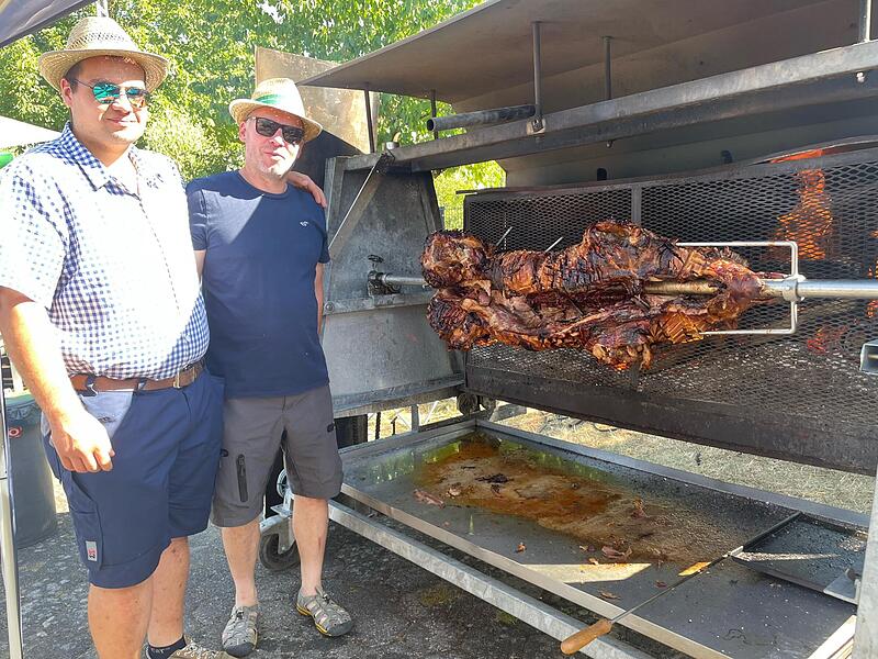 Die beiden Grillmeister Jan Mauser und Matthias Böhnlein (von links) zeigen sich kurz vor dem ersten Anschnitt sehr zufrieden mit ihrem Gesamtkunstwerk „Sau am Spieß“. Die beiden Grillmeister Jan Mauser und Matthias Böhnlein (von links) zeigen sich kurz vor dem ersten Anschnitt sehr zufrieden mit ihrem Gesamtkunstwerk „Sau am Spieß“.