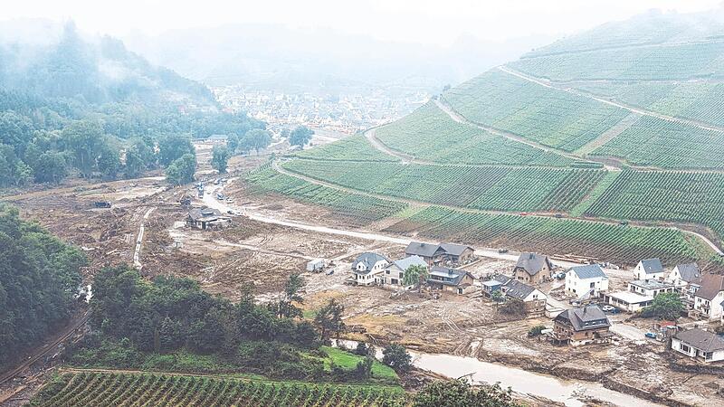 Einen Monat nach dem Hochwasser: Links die zerst&ouml;rte Bahnstrecke, die durch das Ahrtal f&uuml;hrt. Im Hintergrund sieht man die Gemeinde Dernau, vorne im Bild den Weiler Marienthal. Das Wasser reichte in der Nacht vom 14. auf den 15. Juli bis an die We...