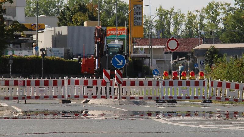 Die B470 in Höchstadt ist seit einigen Tagen gesperrt. Die offizielle Umleitung ist sehr weitläufig eingerichtet. Die B470 in Höchstadt ist seit einigen Tagen gesperrt. Die offizielle Umleitung ist sehr weitläufig eingerichtet.