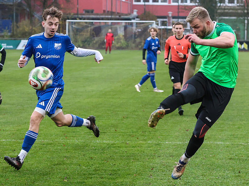 Recht frei kommt der Wolfersgrüner Alexander Fialkovski   an den Ball und versucht per Direktannahme aus der Luft das Tor zu treffen. Seine Mannschaft war gegen Tabellenführer Mitwitz allerdings chancenlos.