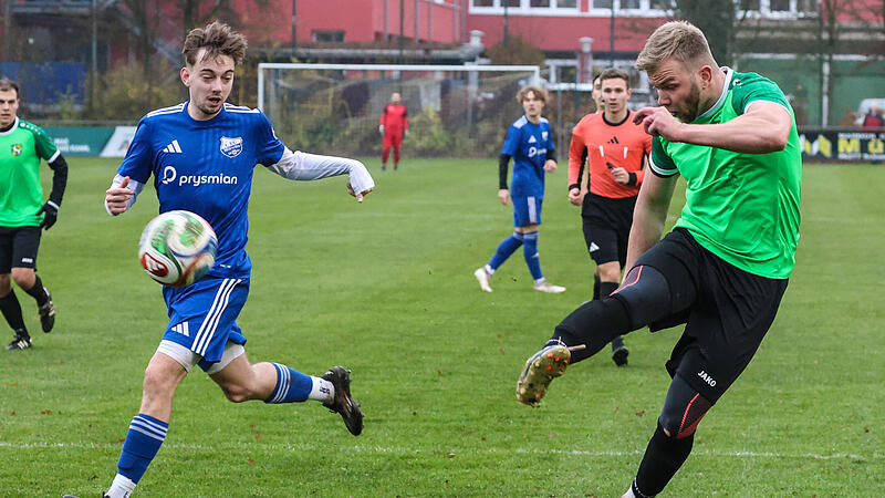 Recht frei kommt der Wolfersgrüner Alexander Fialkovski   an den Ball und versucht per Direktannahme aus der Luft das Tor zu treffen. Seine Mannschaft war gegen Tabellenführer Mitwitz allerdings chancenlos.