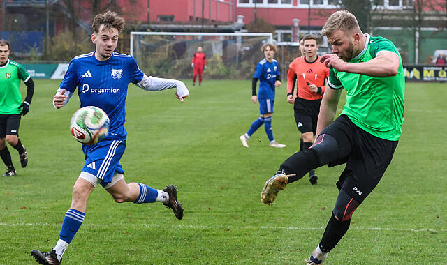 Recht frei kommt der Wolfersgrüner Alexander Fialkovski an den Ball und versucht per Direktannahme aus der Luft das Tor zu treffen. Seine Mannschaft war gegen Tabellenführer Mitwitz allerdings chancenlos. Recht frei kommt der Wolfersgrüner Alexander Fialkovski an den Ball und versucht per Direktannahme aus der Luft das Tor zu treffen. Seine Mannschaft war gegen Tabellenführer Mitwitz allerdings chancenlos.