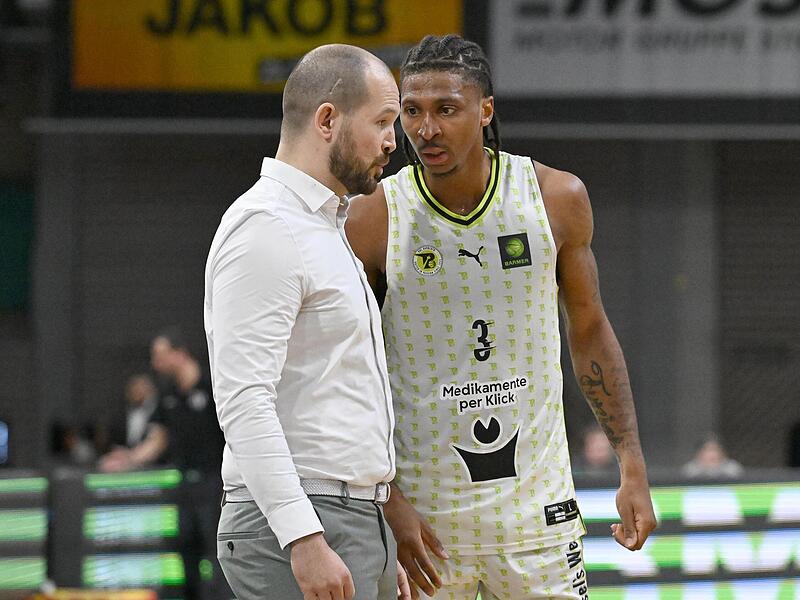 Florian Wedell (links) coachte in der Saison 2024/2025 Demarcus Demonia beim BBC Bayreuth.