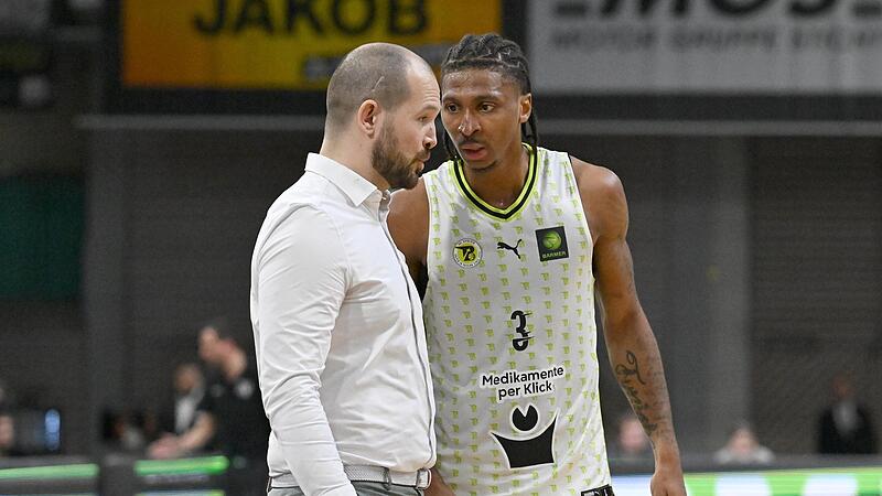 Florian Wedell (links) coachte in der Saison 2024/2025 Demarcus Demonia beim BBC Bayreuth.