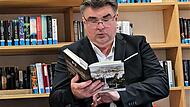 Autor Josef Weidinger bei Vorstellung seines Romans „Salla. Das Pestdirndl“ in der Stadtbücherei. Autor Josef Weidinger bei Vorstellung seines Romans „Salla. Das Pestdirndl“ in der Stadtbücherei.
