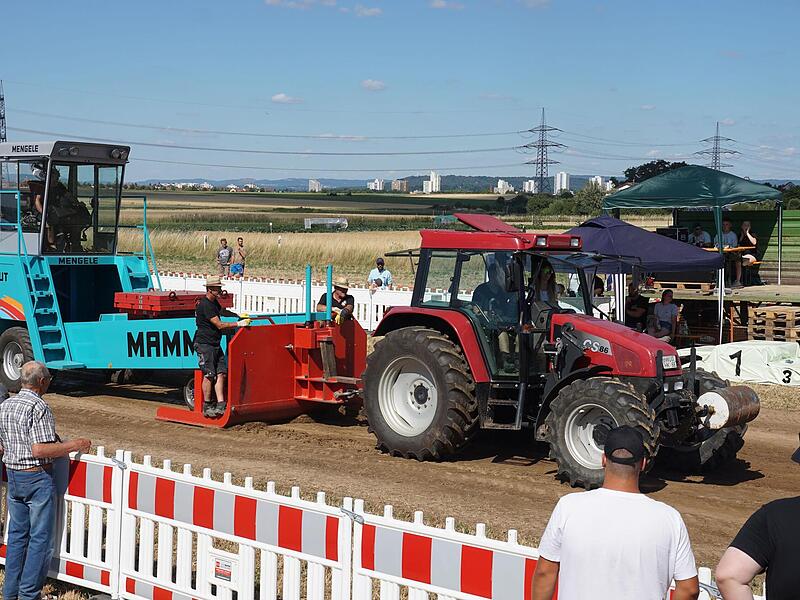 Die Traktoren sind zugkräftig.Traktor-Pulling bei Erlangen Die Traktoren sind zugkräftig.Traktor-Pulling bei Erlangen