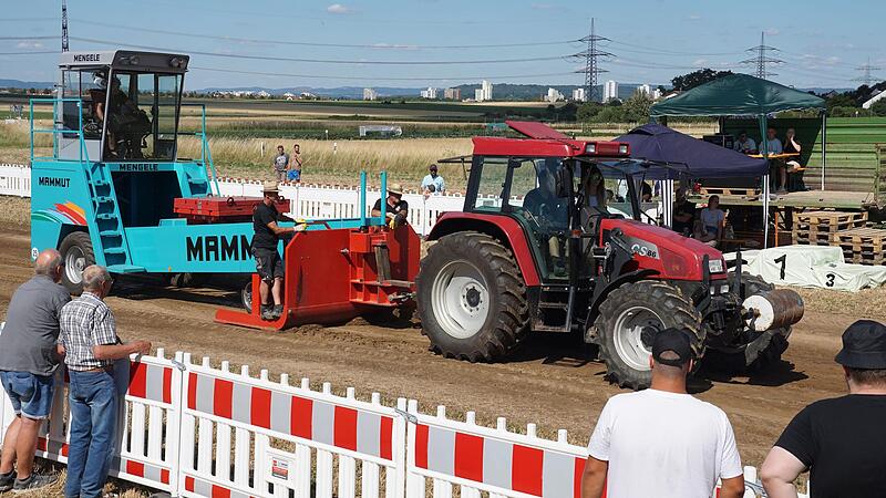 Die Traktoren sind zugkräftig.Traktor-Pulling bei Erlangen Die Traktoren sind zugkräftig.Traktor-Pulling bei Erlangen