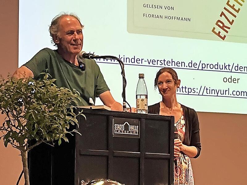 Beim Kongress in Ha&szlig;furt hat familylab Deutschland zum offenen Austausch eingeladen.