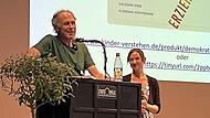 Beim Kongress in Haßfurt hat familylab Deutschland zum offenen Austausch eingeladen. Beim Kongress in Haßfurt hat familylab Deutschland zum offenen Austausch eingeladen.
