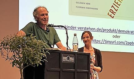 Beim Kongress in Ha&szlig;furt hat familylab Deutschland zum offenen Austausch eingeladen.