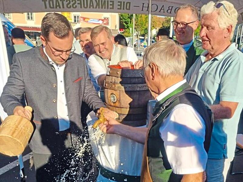 Der B&uuml;rgermeister von Adelsdorf Nico Kauper beim Bieranstich auf dem Hauptplatz von Feldbach.