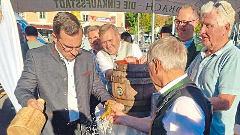Der Bürgermeister von Adelsdorf Nico Kauper beim Bieranstich auf dem Hauptplatz von Feldbach. Der Bürgermeister von Adelsdorf Nico Kauper beim Bieranstich auf dem Hauptplatz von Feldbach.