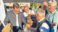 Der Bürgermeister von Adelsdorf Nico Kauper beim Bieranstich auf dem Hauptplatz von Feldbach. Der Bürgermeister von Adelsdorf Nico Kauper beim Bieranstich auf dem Hauptplatz von Feldbach.