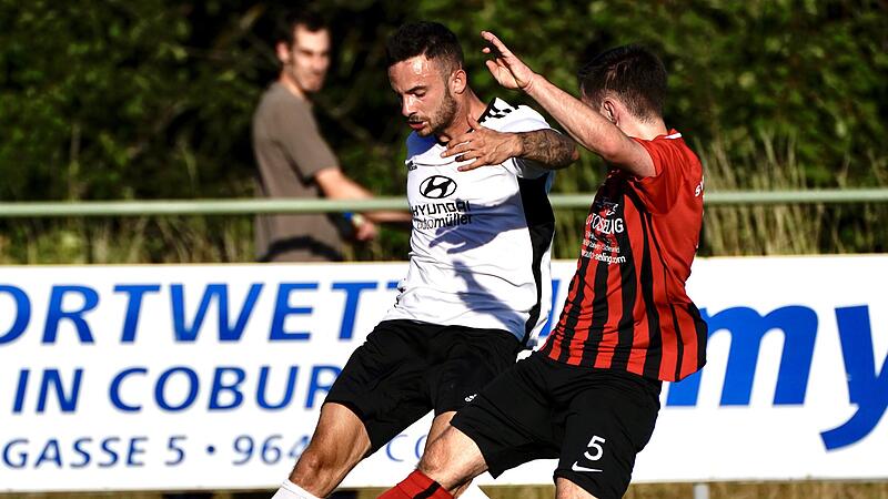 Der Meederer Denis Mujanovic (wei&szlig;es Trikot) behauptet das Spielger&auml;t gegen den Coburger Louis Wittmann