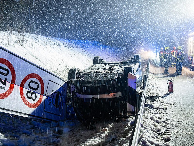 Winter h&auml;lt Einsatzkr&auml;fte auf Trab - zwei Verletze nach &Uuml;berschlag im dichten SchneetreibenUnfall A 73 zwischen Coburg und Eisfeld