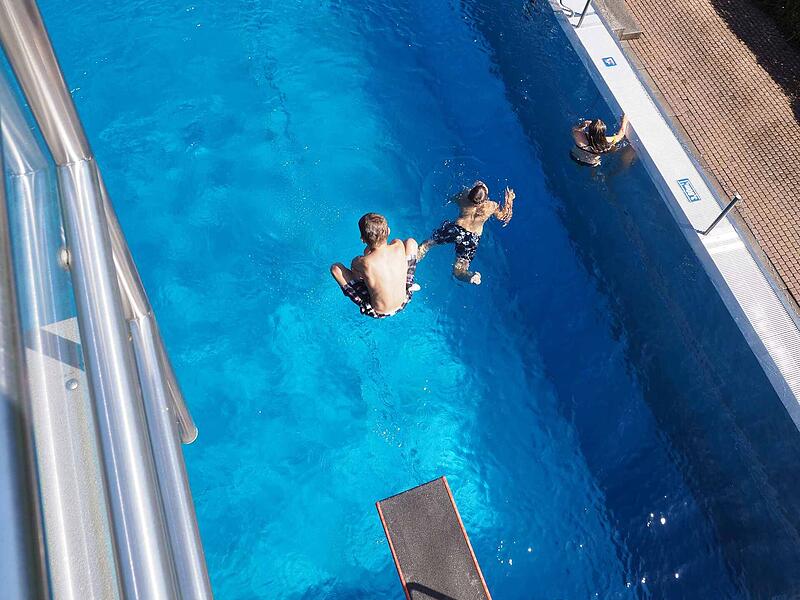 Schwimmb&auml;der Neustadt mit Verlust - Privat-Betreiber gesucht