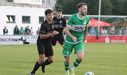St&uuml;rmer Max Sch&uuml;lein vom SV Friesen (gr&uuml;n) ist  hier in einem Derby gegen seinen Noch-Konkurrenten TSV Neukenroth zu sehen. Nach der laufenden Saison wechselt er  an die Neukenrother Ochsenwiese.