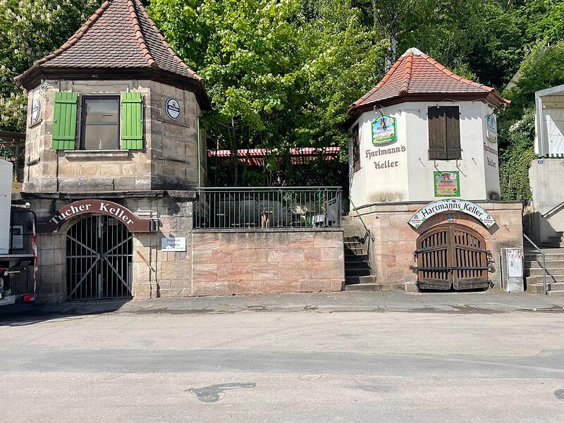 Tucher neben Kitzmann beim Tucher Keller und Hartmann Keller auf dem Erlanger Berg. Seit etwa hundert Jahren ist der „Tucher Keller“ am Berg in Erlangen unter dem Namen der Nürnberger Brauerei bekannt.