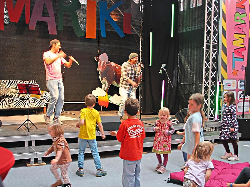 Die Pausenhof-Rapper brachten die Kinder zum Tanzen und rappen. Veronika Schadeck Die Pausenhof-Rapper brachten die Kinder zum Tanzen und rappen. Veronika Schadeck