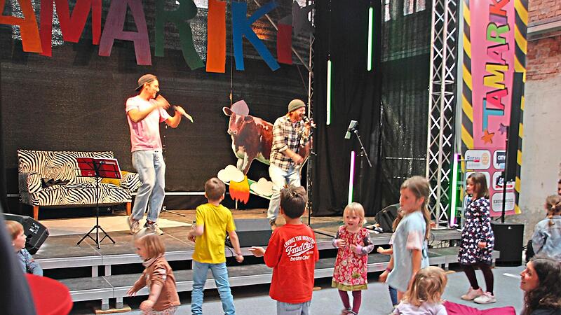 Die Pausenhof-Rapper brachten die Kinder zum Tanzen und rappen. Veronika Schadeck Die Pausenhof-Rapper brachten die Kinder zum Tanzen und rappen. Veronika Schadeck