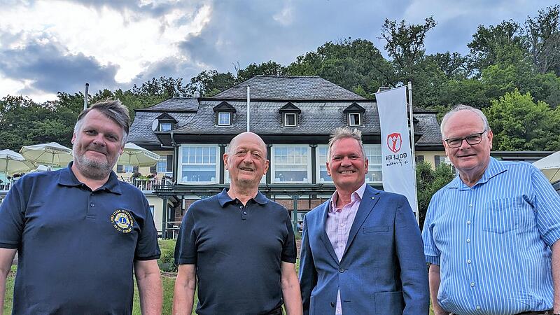 Der Vorstand des Lions Club Bad Kissingen, vertreten durch (von links) Präsident Lars Streiberger, Schatzmeister Rolf Walter und Vizepräsident Horst Waldner, mit Palliativmediziner Reinhard Höhn, Vorsitzender des Bad Kissinger Hospizvereins Der Vorstand des Lions Club Bad Kissingen, vertreten durch (von links) Präsident Lars Streiberger, Schatzmeister Rolf Walter und Vizepräsident Horst Waldner, mit Palliativmediziner Reinhard Höhn, Vorsitzender des Bad Kissinger Hospizvereins