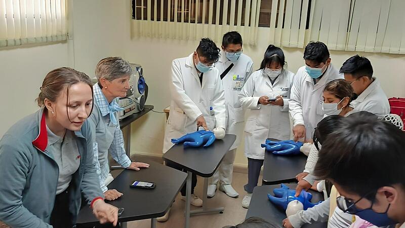 Auch praktische &Uuml;bungen waren Bestandteil des Kinderkardio-Workshops im bolivianisch-niederl&auml;ndischen Krankenhaus in El Alto, Bolivien.