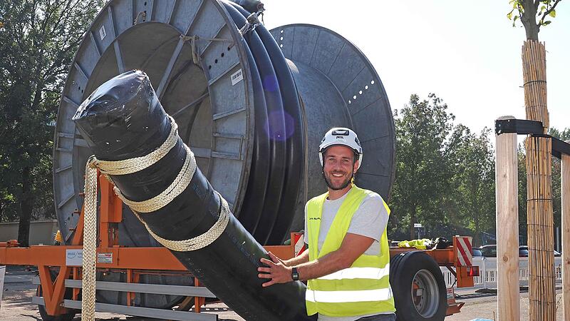 Zwei Fernw&auml;rmekabel hat die S&Uuml;C unter der Itz hindurch zwischen der Rosenauer Stra&szlig;e und dem Hinteren Flo&szlig;anger verlegt. Dazu waren Sp&uuml;lbohrungen von je 100 Metern L&auml;nge erforderlich. Bauleiter Louis Wutschka verdeutlicht die Dimensionen der Leitu...