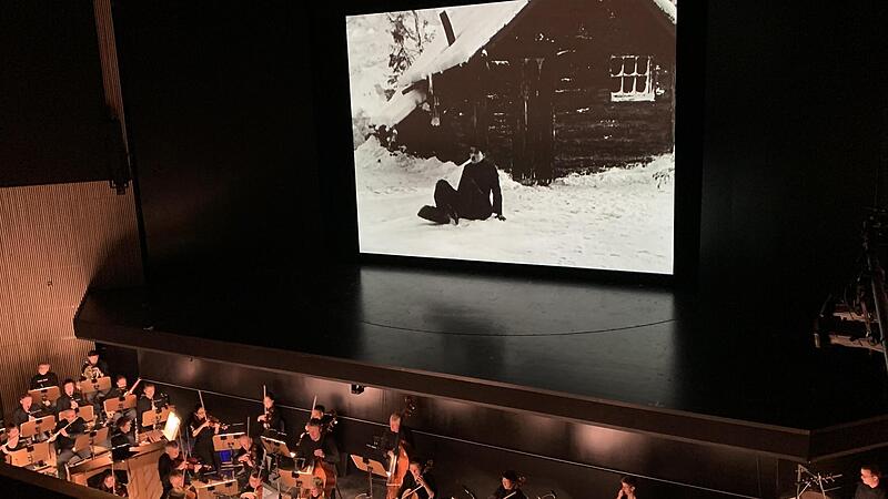 Not im Schnee. Charlie Chaplins Tramp überlebt immer. Momentaufnahme aus dem Filmkonzert des Landestheaters im Globe.