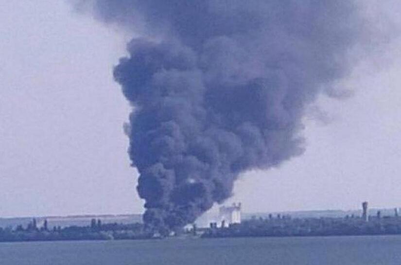 Eine riesige Rauchwolke zeigt sich hier nach dem Einschlag einer russischen Rakete über dem Atomkraftwerk. Der Fluss Dnepr trennt das Kraftwerk von der Stadt Marhanez, in der Thomas Simmler lebt.