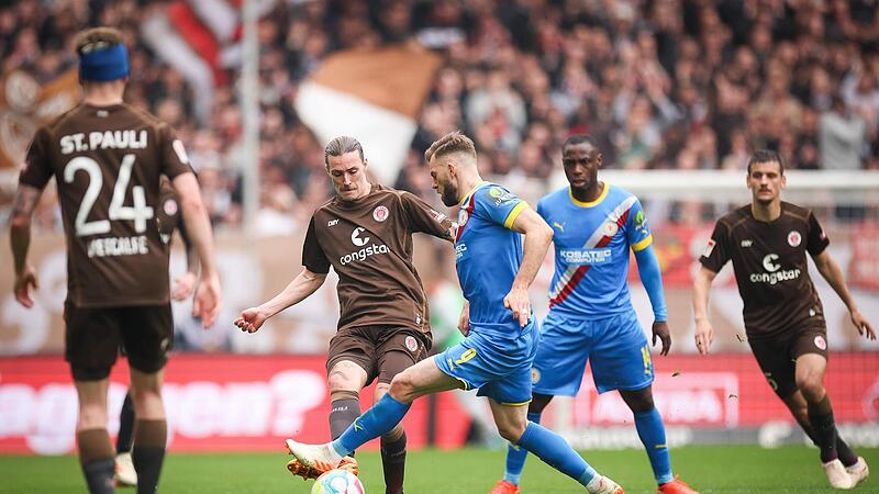 Manuel Wintzheimer (vorne) erzielte beim 2:1-Sieg beim FC St. Pauli das zwischenzeitliche 2:0 für Eintracht Braunschweig. Manuel Wintzheimer (vorne) erzielte beim 2:1-Sieg beim FC St. Pauli das zwischenzeitliche 2:0 für Eintracht Braunschweig.