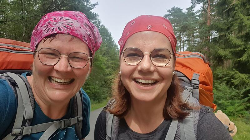 Die Heidschnucken-Wanderinnen haben auf der vorletzten Etappe gut lachen.