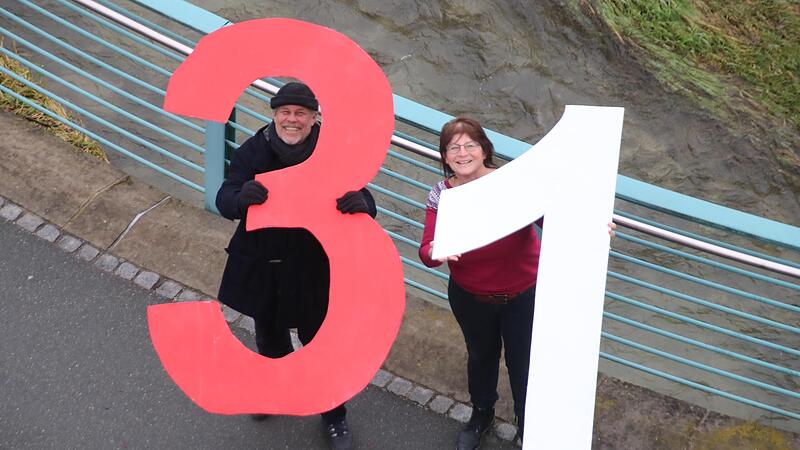 Rosi J&ouml;rig von der Kulturinitiative und der st&auml;dtische Quartiersmanager Michael B&ouml;hm weisen auf den Einsendeschluss beim Kreativit&auml;tswettbewerb hin, den 31. M&auml;rz.