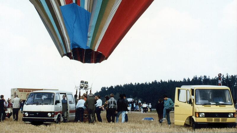 2200 Kilo schwer und circa 28 Meter hoch war der Heißluftballon, der im September 1979 in Oberfranken landete und für Aufsehen sorgte: Zwei Familien waren mit der selbstgebauten Konstruktion abenteuerlich aus der DDR geflüchtet.